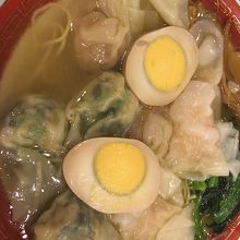 三色ワンタン麺