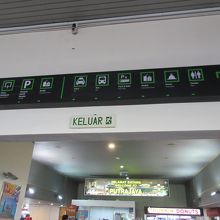 タクシー乗り場は右側だけど街に行くなら左側で