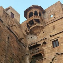 立派な窓辺の彫刻