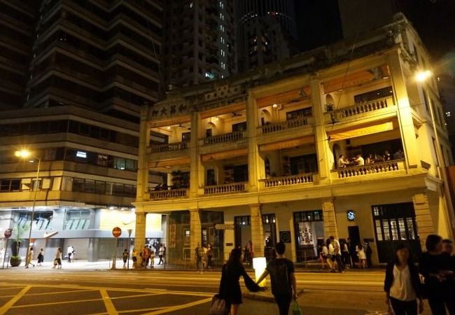 テラスからトラムを眺めながら１杯やれます