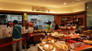 阪急ベーカリー　博多阪急店　　リーズナブルなパン屋さん