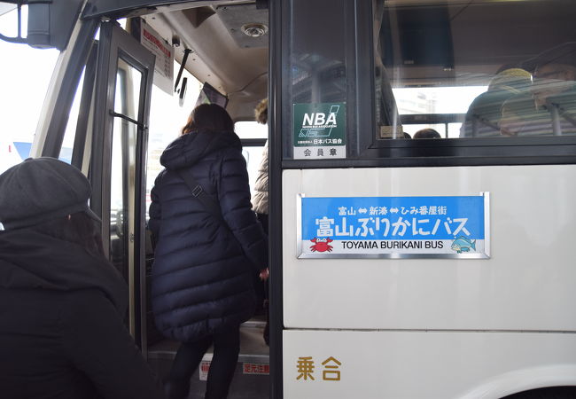 駅前から出発の観光定期路線バス