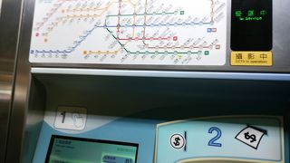 バス・ステーションからエレベーターで地下に降りて、地下鉄の台北駅に行きました！