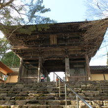 楼門の表札に弘法大師霊場　遺迹本山高雄山　神護寺とありました