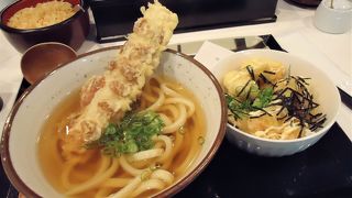 手打ちうどんは太めでモチモチ