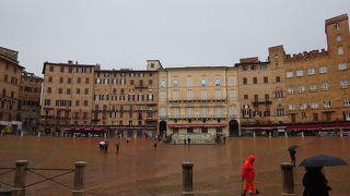 すり鉢状の広場