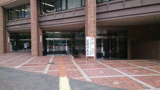 区役所の隣にあります