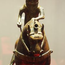 「装甲を装備した乗馬の戦士のブロンズ像」