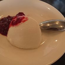 ランチセットのパンナコッタ