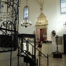 スタラシナゴーグのユダヤ博物館としてのインテリア。