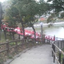 荒涼な雰囲気の園内で赤い橋が目立ちました