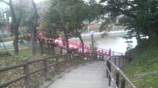 河底池に架かる鮮やかな橋です