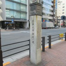 歩道の車道側に建つ標柱