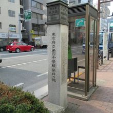 歩道端に建つ標柱 (右手向こうが「日本大学開校の地」の標柱)