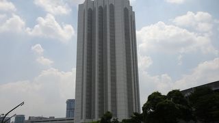 不思議な形のビル