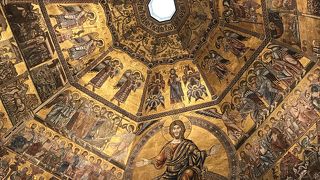ビザンチンのフレスコ画の天井は見事です