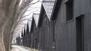 黒塗りの板壁に趣があります