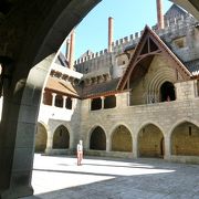 中世の貴族の暮らしが垣間見える15世紀のマナーハウス