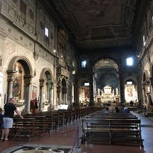 入り口にメディチ家の家紋がありました