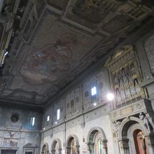 パイプオルガンと各礼拝堂