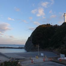 小高い山の上に建つ。