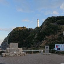 灯台と美空ひばり記念碑。