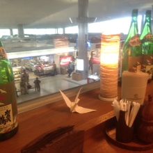 出発ロビーを見下ろす席です。