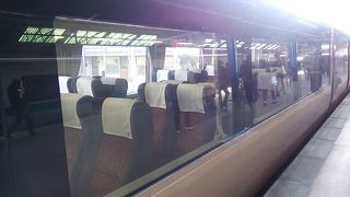 片瀬江ノ島まで運転する特急もあります