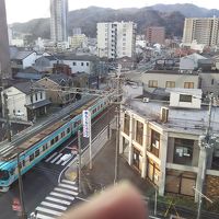 客室から南方向の眺望、京阪電車が走っている