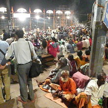 プージャを見学する観衆