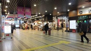 改札口の目の前