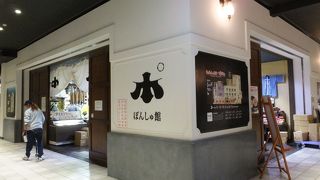 越後湯沢駅のお土産物屋さんの後ろに。