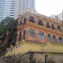 麓から見上げた建物の外観