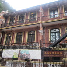 表玄関から見るとこんな感じです