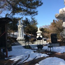 地面に残っている雪と  観音