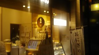 お茶漬けをテイクアウトして外で食べれます。