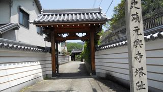 民家に囲まれた場所にひっそりと・・