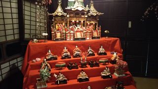 歴代のお雛様が展示されています