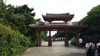 写真撮影で賑わう門