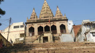 ヒンドゥｰ教の寺院が聳えているガート