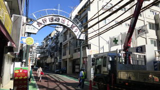 さほど特徴のない商店街