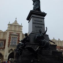 中央広場の織物会館を背にして立つアダム・ミツキエヴィッチ像 