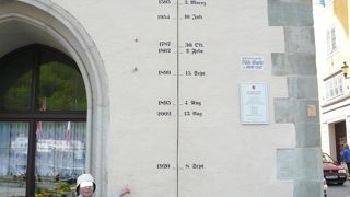 パッサウの市庁舎の壁にHochwasser洪水の標が表示されていた