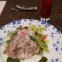 前菜とブラッドオレンジジュース