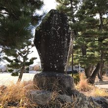 長島中部小学校にある石碑