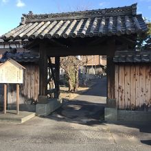 蓮生寺の大手門