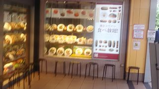 個性派の洋食が食べれます。