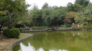 広い公園内を散策