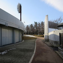 この野球場の脇を抜けると…