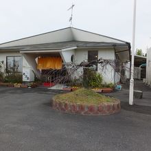 駅の裏になります。